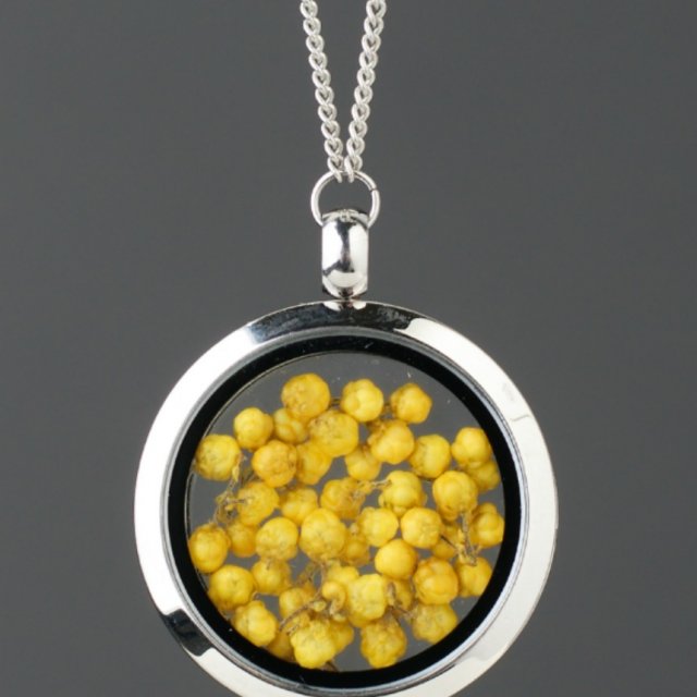 Amuletas su geltona ryžių gėle